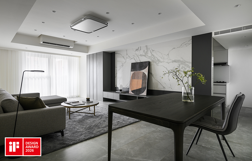 ▲主卧延续公领域的简约风格，以灰白主调搭配橘色皮革休閒椅，营造宁静氛围，左侧自然光从落地窗洒入，搭配阅读区植栽，为空间注入温度与生命，让静谧的私领域，成为与自己对话的休憩日常。

华苇轩
纬纶设计 设计总监
电话：02-2701-8631
地址：台北市中山区中山北路三段26号11楼之3
信箱：weilun.ltd@gmail.com
网址：https://www.weilundesign.com/

OPEN Design 动能开启传媒：https://www.openworld.tv/