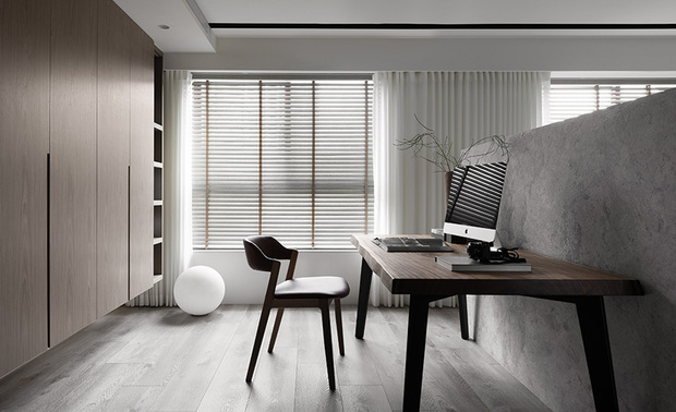 （图）纬纶设计作品《宁然》

然而坦白说，这套成熟的设计哲学并非一开始就如此清晰。创业初期的华总监，满怀对美学的热情，渴望在每个案子中展现创意、追求视觉上的完美呈现。直到品牌成立后不久，一位业主的真挚回馈给了他重要启发：「我不是设计专家，但我知道好的设计会让人一进门就放鬆。」这句简单的评价让他意识到，客户需要的并非艰涩的专业术语或炫目的设计手法，而是被理解、被聆听的温度——设计的价值在于「贴近生活、洞察需求」。
