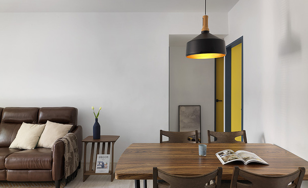 
当危机来敲门：那个被骂到臭头的八月

2015年8月，某论坛上掀起一场针对日工设计的客诉风暴，负评接连涌入，质疑声浪不断扩大。当时的日工正面临客单量暴增、人手严重不足的高压期，设计师们超载运转，难免有疏漏之处，客户的不满情绪一触即发。

面对排山倒海的批评，多数企业会视若无睹，以冷处理的方式等待风波过去，或是发布一则官腔官调的声明稿。但王绍峰总监选择借用同事的帐号，以店长身分亲自下场回应。「我甚至连这网站的帐号都没有，还得跟朋友借才能上来说话。」带点自嘲的开场，没有包装、没有距离感，反而拉近了与网友间的距离。

他没有急着辩解是非对错，而是果断坦承问题确实存在：人手不足是事实，服务不周也可能发生，接着提出具体解决方案，甚至主动表示愿意赠送小书柜作为补偿，欢迎体验不佳的客户联繫，最后不卑不亢地表达希望未来还有机会服务。
