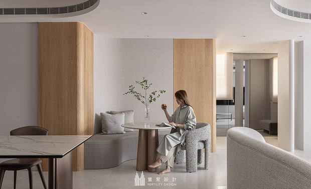 （图）丰聚设计作品《Lumière Dwelling 光影璞居》

另一自地自建案《Lumière Dwelling 光影璞居》面对一家六口返台度假、双亲日后退休长住的两段任务，仅保留两间卧房，合併次卧供四名兄弟共享，藉此拓宽公区及走道。房间减少，换来团聚尺度和将来通行安全，显示格局调整本质上是一场价值排序。

挑选室内设计师时，比起追问「能不能全部做到」，应优先确认团队是否主动揭示代价，并提出替代路径。愿意坦白限制，代表思考已开始替真实起居把关，让屋主在每一次取捨中，清楚知道自己守住了什么，又为什么放下。
