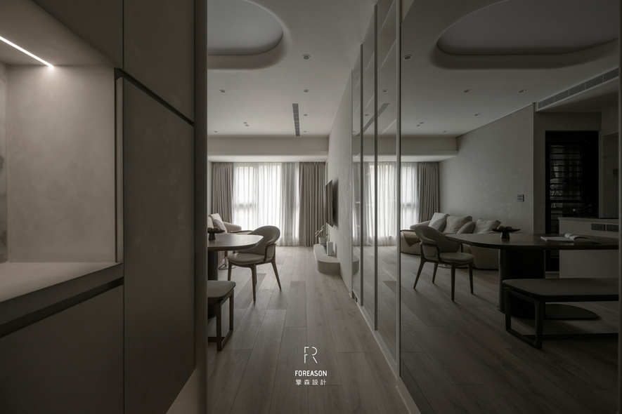 
低调质韵留白品味 启迪生活的宁静从容

从玄关镜面延伸的虚实光影、客厅长虹玻璃营造的通透层次，到卧室双层窗帘带来的光线调节，每处设计都体现设计师对细节的入微观察。空间在低调中展现质感，于留白处彰显品味，擎森设计 设计总监 陈楚扉 秉持「由空间表达独特魅力」的设计理念，将当代美学与日常机能无缝融合，打造一处令人心之所嚮的理想场域，为都市生活刻划居所的崭新面貌。

案例资讯

设计团队：擎森设计
案名：薄暮月隐
项目类型：住宅
项目地址：台湾新北
项目坪数：15.88坪
主要建材：特殊涂料、超耐磨木地板、铁件烤漆、灯模、赛丽石

陈楚扉
擎森设计 主持设计师
电话：02-22123664
地址：新北市新店区安兴路125-9号9楼
信箱：foreason6@gmail.com

OPEN Design 动能开启传媒：https://www.openworld.tv/