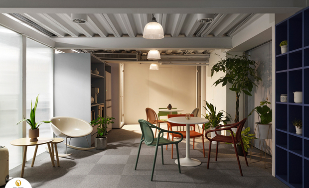 ▲鲜明红绿跳色的进口座椅，为冷调办公环境注入一抹灿烂朝气；而蓝色收纳柜与企业识别色呼应之馀，亦平衡空间色彩，营造和谐而富有韵律感的休憩场域。
