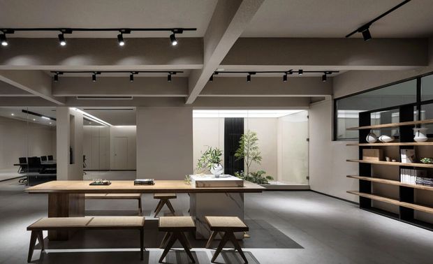 | 畅游四季 心灵徜徉

岁月悠然流转，水面如镜
水的涟漪轻轻荡漾，如同释放身心的疲惫
园林造景恍若将大自然的美景搬进了这个惬意的空间
翠竹青松、精致假山
躺椅舒展开来，宛如懒懒的猫儿
与宁静为伴
品味一杯醇郁的咖啡，或读一本好书
仿若文人所书的“乾坤容我懒”
