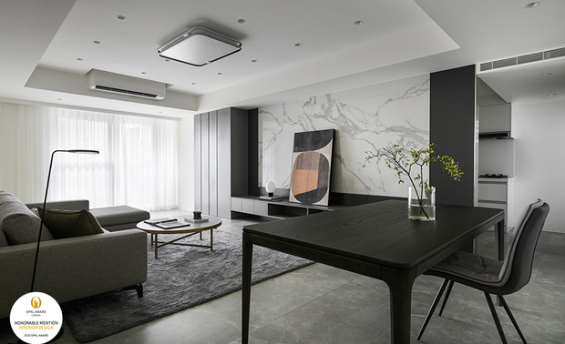 ▲客厅与餐厅以家具轴线串连，透过L型沙发与餐桌平行配置引导视线，营造通透且放大的空间感，无隔间设计提升家人互动自由，深色家具与柜体营造明暗对比，突显视觉重点并丰富层次。
