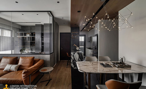 ▲餐厅选用石纹圆角餐桌搭配橘白双色皮椅，与灰色板岩地坪、实木皮天花板相映成趣，洗鍊优美的几何造型吊灯悬挂其上，增添艺术感，营造温馨时尚的用餐氛围。

刘笛榛
洆果設計室內裝修有限公司 设计总监
电话：+886-3-5509888
地址：新竹县竹北市福兴一路6号
信箱：service@chengguo-design.com
网址：https://chengguo-design.com/

OPEN Design动能开启传媒：https://www.openworld.tv/