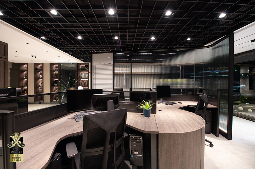 ▲外部屏风特意转向15度，避免入门即见办公室转角，并以长虹玻璃和灰玻打造曲面，不仅让客人轻鬆明瞭动向，也将户外的水景意象延伸至室内，而犹如水波律动的弧形办公桌，则结合了设计师大面积绘图与大量收纳的需求。
