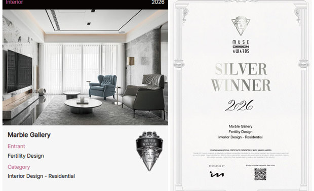 本文由OPEN编辑部撰写

MUSE Design Awards由历史悠久的国际奖项协会International Awards Associates（IAA）主办，以发掘全球设计缪思为宗旨，为建筑、室内、时尚等领域提供全面的发光舞台，每年严格的评分标准，吸引国际知名品牌与设计师争相参与。

丰聚设计 设计总监 李羽芝、执行总监 黄翊峰 于作品《Marble Gallery 浮光奢石》中，回应忙碌都会人归家寻静的生活命题。本案虽为四口之家，但因两位成年儿子鲜少久留，设计团队遂将夫妻二人的日常诉求视为规划核心；男主人平日在外地工作，仅于假日返家小憩，故以沉稳灰阶为基底，辅以雾金铁件和镀钛异材，并选搭蓝、橘双色单椅做跳色点缀，形塑如入住精品饭店般的度假氛围。客厅沙发背牆原受卧房隔间侷限而显狭窄，透过弧形转角搭配镀钛玻璃屏风放大视觉尺度，为公领域注入开阔舒适的空间感。同时，全案选用无甲醛绿建材、智能环控系统，于细节处落实健康永续的居住理念。

本次荣获2026 MUSE Design Award银奖肯定，深刻映照丰聚设计「用心完成屋主转动钥匙那刻的期待」之初心，将居者嚮往的日常样貌融合于空间之中，使居所成为生活态度的延伸；在喧嚣尘世裡为归人留住一方静谧栖所，正是设计最深刻的价值所在。

银奖作品《Marble Gallery 浮光奢石》
