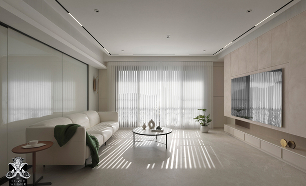 ▲客厅精心选配较宽间隙的片帘，使洒入屋中的光线因不同时序季节，于水泥灰纹理的地坪上恣意变换、投映迥异光景，为此处酝酿灵动百变的文艺氛围。
