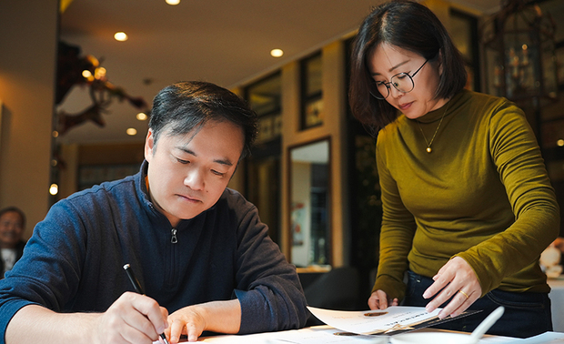 
从彰显到无形 重新定义空间力量

然而，一个首次接触的机会：生命纪念馆提案，却意外成为马总监的设计哲学的转折点。他带着「摆脱阴森感，让人愿意亲近」的期许，开始发想位于都市中心的纪念馆。这也迫使他跳脱过往追求「设计被看见」的框架，转而思考如何「让设计消失」，且尝试导入精品设计的精緻化逻辑，让建筑低调融于环境，甚至力求吸引人们在馆前草坪休憩。
