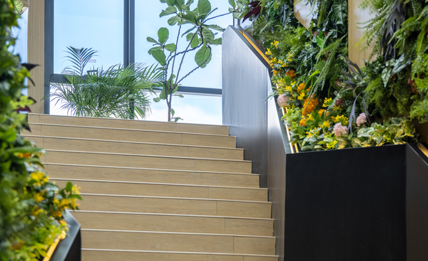 一个优秀的休闲娱乐区应该是一个融合了舒适、功能与美感的空间。舒适的沙发、柔软的座椅、越过落地窗的阳光.....从灵活多变的照明到富有艺术感的装饰，每一个细节都旨在为员工创造一个既能放松身心又能激发创造力的环境。