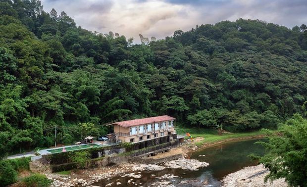 走入大厅，以“原味生活”为轴的主旨意蕴忽现，岩石墙面，一桌一椅融入木质色彩勾勒出有温度的生活气息。