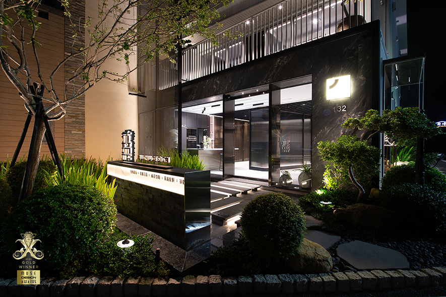 ▲此案位于住宅区转角，周围规划满溢绿意的自然景观，与柔和的夜间灯光佈置，是社区中充满生机与艺术氛围的亮点建筑；庭院中，水景和落瀑的设计不仅优雅美观，还能有效调节环境温度，带来清凉感受，搭配建筑外观使用的胶合反射玻璃，减少空调需求，兼顾环保又常保室内舒适。
