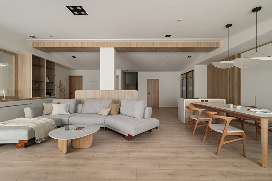 
本文由OPEN编辑部撰写

微光游移间的诗意栖居，淬鍊成承载生活美学的温润居所！

入门之际，清光柔润地引领步伐，穿越丝滑圆角构筑的玄关，日光自长虹玻璃轻盈洒落，牵引视线流转于木质与白灰交织的暖域。空间如诗缓展，无繁复装饰，仅以细腻材质与纯粹比例，蕴藏着极简日式的深沉涵养。

棠禾设计 设计总监 曾智和 以日式无印风格重塑老屋，将原有大樑化作斜屋顶的建筑语彙，既是结构的巧妙转化，更是「家」的意象具现；弧形木作与长虹玻璃的组合，柔化刚硬转角，让微光如流水般游移穿梭，晕染出似有若无的氤氲光氛，增添居家的诗意美感；格栅元素间或点缀于天花与牆面，编织富有韵律的视觉层次。纯白立面与浅木质调的和谐对话，辅以铁道砖的细腻纹理、圆润家具的温润触感，共同构筑开阔而温暖的生活场域。
