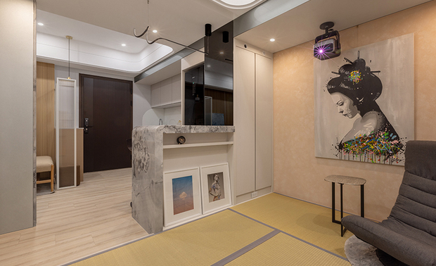 
多功能室——匠艺织光 心境归栖

白日裡，光线自窗櫺、透过调光帘的层次筛落，在国宝级老工匠手作铺陈而成的兰草榻榻米席面上描绘光影律动，配合其散发天然纤维的清雅香氛、质朴祥和的触感唤醒内心的平静；夜幕低垂时分，超短焦雷射投影机将影像直射于对面矿物涂料牆面，无需投影布便轻鬆化身私人影院，实现开放通透、承载欢聚、放鬆休憩的复合场域，每一刻停留，都是心灵被温柔包裹的时光。
