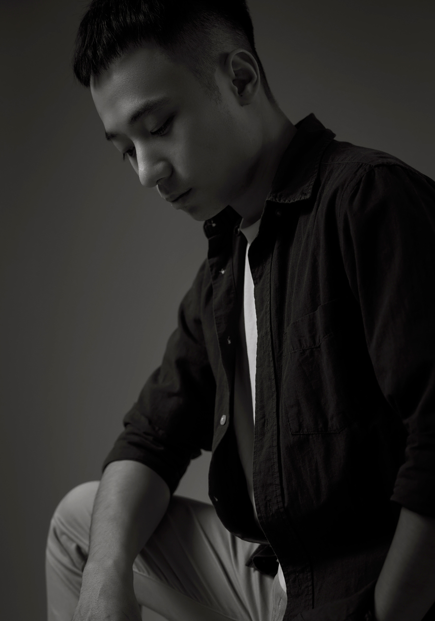 
纬纶设计
设计总监 华苇轩

公司简介
「经纬有序，其出于纶。」
在蕴藏无限可能的设计中，
必然具脉络可循，
深究其理继而创作，
进而筑起心之所向的独特美境。

经手无数项目、凝鍊多年历练，
纬纶室内设计，
率领热情、专业的设计团队，
细腻梳理每寸各隅，
循业主所需，充盈生活机能；
依案场特色，挥洒专属艺韵，
围塑一派写意氛围，
成就质与美兼具的恬逸天地。

获奖纪录
2026
德国 iF DESIGN AWARD《墨隐》《暖序》- Double Winner
美国 French Design Awards《Eclat Corridor》- Platinum Winner

2025
英国 Outstanding Property Award London《暖序》- Honorable Mention
北美 PI设计大奖《墨隐》- (室内设计．商业) Special Nominations
中国 APDC 亚太室内设计菁英邀请赛《Eclat Corridor》- Winner
美国 French Design Awards《暖序》-Silver Winner
美国 Muse Design Awards《暖序》-Silver Winner
美国 London Design Awards《墨隐》-Silver Winner
马来西亚 My Favourite International Design Award《Original Texture》-Winner

2024
英国 London International Creative Competition - Official Selection
韩国 K-DESIGN AWARD - Gold
英国 Outstanding Property Award London - Winner
中国 APDC 亚太室内设计菁英邀请赛 - 商业空间类 Winner
美国 Muse Design Awards - Double Silver
美国 TITAN Property Awards - Gold
美国 International Design Awards - Honorable Mention

金奖作品《Eclat Corridor》
