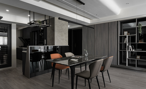 （图）棠禾设计作品《微光共境》

如今站在带领团队的位置，曾总监对顾客着想的心依旧，但视界不再只看单一案场，而是放眼下一个十年的可能。他不想侷限于现今熟悉、常做的日式、无印风格，期许团队日后可以不停突破框架，尝试极简、古典、奢华调性，甚至跨足大型商空与国际案件，进而开拓品牌更多的可能性。

从施工人员到设计总监、从熟悉领域迈向更多未知，总监微笑着说，这二十年最大的收穫，是学会在变动裡保持初心；而未来想走多远，就从下一个案子开始，怀抱给予客户温馨木韵的信念，一步一步地踏实往前。
