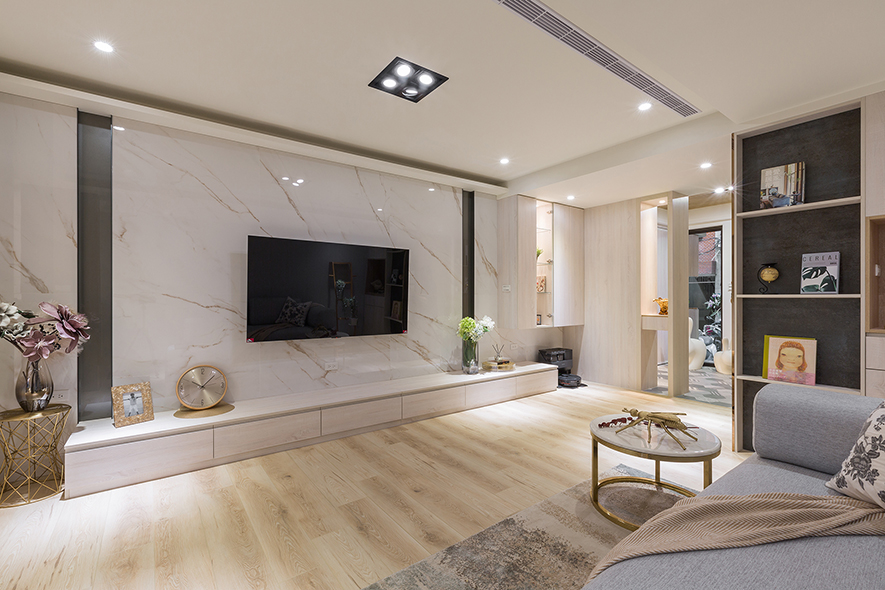 
洞察高龄趋势 打造跨物种安老空间 

许总监以设计师的专业视角，为长者与毛小孩打造贴心安全的生活空间。她指出，在设计过程中，会特别关注高龄者与宠物的实际需求，例如地板的防滑性、照明配置以及空间动线流畅度等，这些细节都是设计时的首要考量。正如人类需要无障碍的生活环境，年迈的宠物同样会面临视力衰退、认知能力下降等问题。

从空间佈局、材质选择，再从智能应用到情感连结，许总监将设计视为一种关怀的方式，回应高龄社会下人与动物共同面临的生活转变。透过细緻周到的规划，让长者与宠物都能在熟悉的家中安然度过晚年，并继续享受与家人相伴的温情时光。
