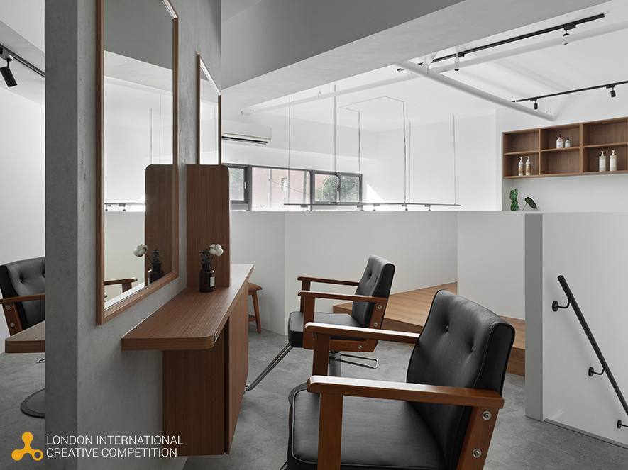 ▲吧台区运用挖凿镂空手法，结合展示与穿透的双重功能，呼应右侧餐区壁面洞孔，且每个开口皆精心排列，摆放风格各异的酒款，瓶身在光源照射下，结合材质肌理的交错变化，构筑出如光牆般的流动端景。
