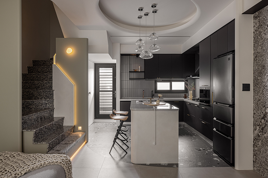 （图）达誉设计作品《暮光微屿》

专业介入的价值 在于少走看不见的弯路

从时程、需求到全室规划的一连串环节，说到底考验的都是能否在有限的框架内做出最精准的取捨。回顾多年来经手的预售屋客变案例，邱总监坦言，最令她感到惋惜的从来不是屋主改得太少，而是改错方向却不自知。

客变牵涉的面向远比表面看起来复杂：一面牆的去留，背后连动的是管线路径、开关配置、设备空间与整体动线的重新安排，任何单一动作若缺乏全盘考量，都可能在日后化为每天都会碰上的小麻烦。也正因如此，达誉始终坚守的核心理念其实很清晰：设计处理的从来不只是当下的需求，它陪伴的是一个家庭走向未来的长远佈局。
