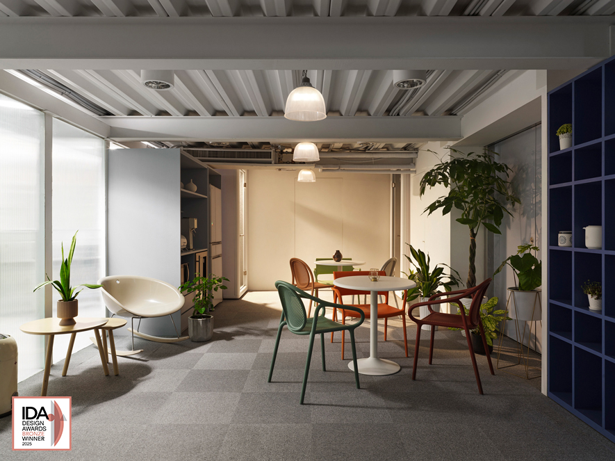 ▲鲜明红绿跳色的进口座椅，为冷调办公环境注入一抹灿烂朝气；而蓝色收纳柜与企业识别色呼应之馀，亦平衡空间色彩，营造和谐而富有韵律感的休憩场域。
