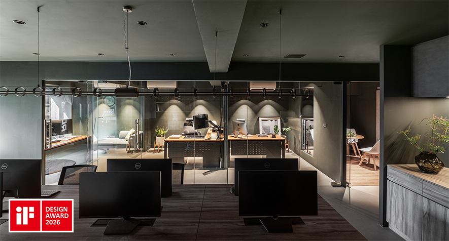 ▲紧密并置的多面办公桌，可提升团队交流效率，上方的线型吊灯与嵌灯照明，则确保深色空间中依然光线均匀。