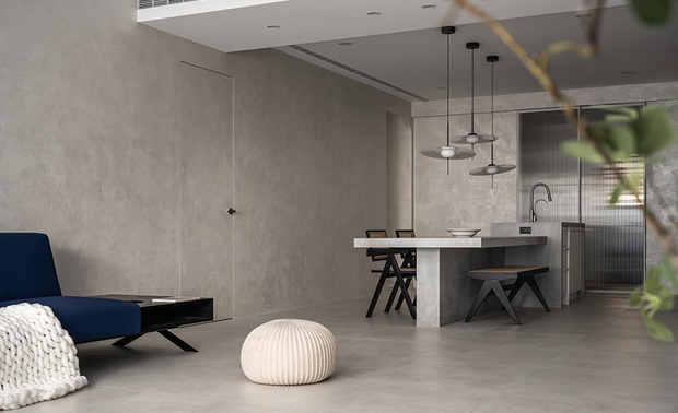 
从一技之长到一个被记住的名字

创立公司时，命名老师只问了一句话：「你希望这是一间什麽样的公司？」她没有思考太多包装过的答案，只给出一个单纯的回应——专业，且随后补充：「能力可以透过时间累积，但真正决定一间公司能走多远的，在于长期累积下来的信誉和坚持。」邱总监希望公司能因为做事的态度、对细节的要求，以及对承诺的重视，而被记住、被信任。不靠话术，不靠流行，靠的是时间。

「达誉」二字由此而生，蕴含着「把信誉走到它该到达的地方」的期许。英文名称选择「Dear You」，与中文名称谐音相应，带着温度，提醒着设计的起点永远应该是每一位存在于空间之中的「你」。而，「亲近你、理解你、靠近你的生活，不是站在高处指导」——达誉设计也始终将此放在心上。
