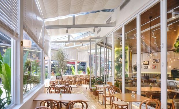 | 光与氛围 未来的体验

作为餐厅连锁品牌，
本次设计项目整体设计风格根据餐厅的饮食定位出发，
我们把饮食中的西方文化沿用到餐厅形象的塑造之中，
通过文化和绿色装修风格的相互结合，
打造出一个沉浸式体验空间。