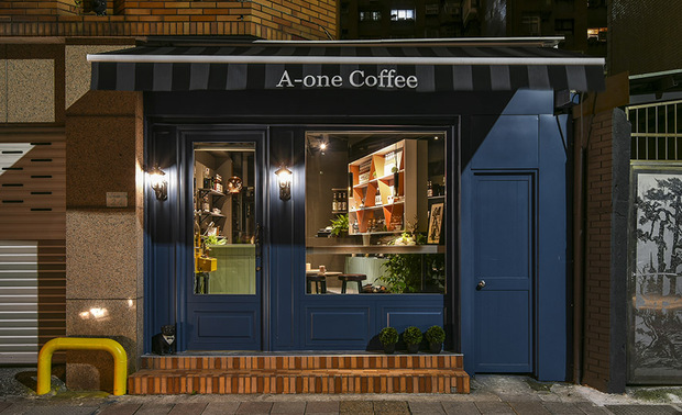 
最有意义的作品 藏在四坪的畸零地裡

说起个人最具意义的作品，郑总监没有提及大坪数住宅，而是一间极小的咖啡厅——位于某栋大楼旁的畸零地，空间仅仅只有四坪，却同时需要容纳贩售、培训、观赛及吧檯等多元功能。

「那个案子让我非常享受，业主给了我很大的自由去决定风格走向。」在方寸之地将所有需求一一安置，同时使整体与外部街景相互呼应，是她认为最特别的设计挑战。作品最终也在竞赛中获得肯定，但对她而言，那份将每项需求都照顾周全的满足感，才是真正带来成就之处。
