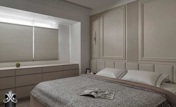 ▲主卧延续公领域的米色及线板造型，温暖调性与简洁画面构筑舒心酣眠场所；窗畔梳妆桌旁设置内含插座的储纳柜，贴合生活习惯，提升日常便利性。

郑抿丹
澄境室内设计有限公司 设计总监
电话：0919-378-723
地址：台北市大同区承德路3段10号7楼之4 / 台中市南屯区向上路三段347号
信箱：chengching0701@gmail.com
网址：http://www.chengching.com

OPEN Design動能開啟傳媒：https://www.openworld.tv/