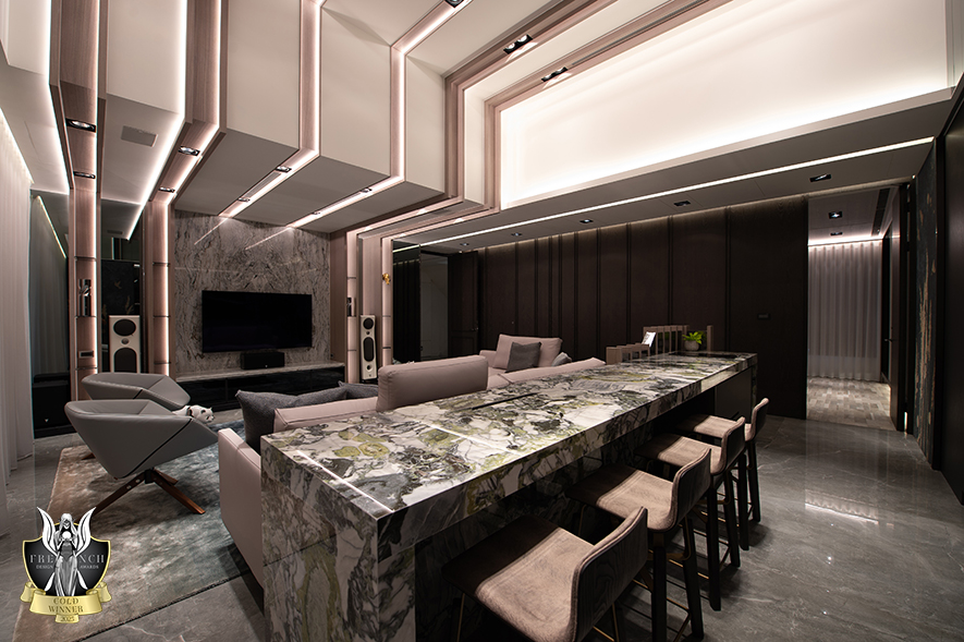 ▲二楼交谊厅以阶梯型天花板保留斜屋顶的挑高空间，上方施作数道木色灯带，携手湖水绿渐层的地毯、斑驳石纹茶几及绿白肌理中岛，为此区形塑如枝枒蔓延、脚踏湖间的自然清新感。

郑敏娥、杨竣杰
沐筑设计 设计总监
电话：06-2508270
地址：台南市北区文成五路132号
信箱：muzhudesign@gmail.com
网址：https://muzhu-design.com/

OPEN Design 动能开启传媒：https://www.openworld.tv/