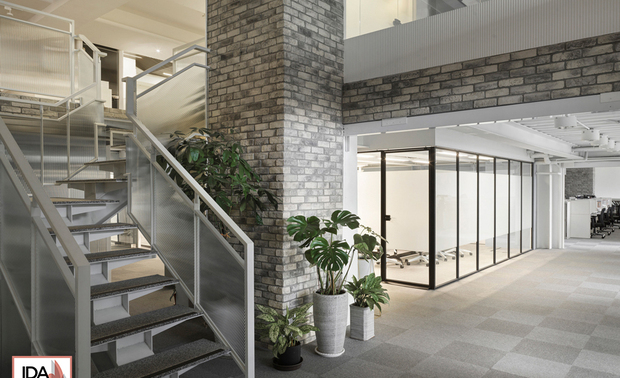 ▲会议室採用可灵活开合的玻璃隔间设计，维持採光与开放感，另考量员工着裙装时的隐私，楼梯下方特别设置长虹玻璃隔屏阻隔视线，同时可防止人们经过时意外碰撞。

