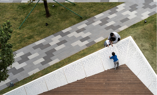 ▲三角休闲看台是休憩及观赏攀岩等活动的绝佳场地