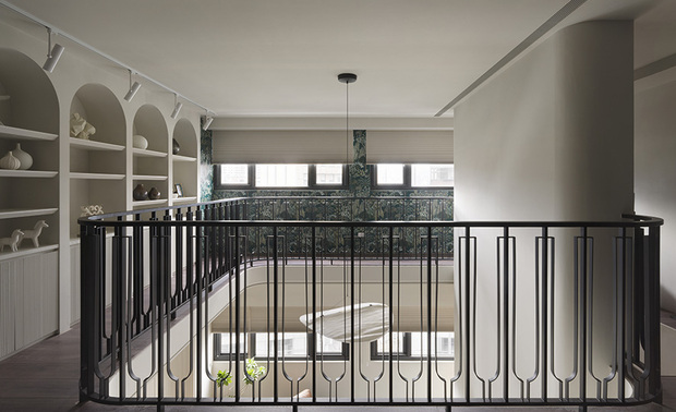 （图）澄境设计作品《Layers of Light》

她接着分享，当年在接下第一个案子时，还是二十几岁的年轻设计师，却能够获得业主的信任託付，那份感动迄今难忘。而忆起创业初期，她曾和合伙人以两人之力同时应付七、八个案子，画图、估价、跑工地一手包办，过程虽然艰辛，却也在磨练中逐渐淬鍊出品牌的底气与性格。

亦是在这段披荆斩棘的岁月裡，她逐渐意识到，一位优秀的设计师，光靠专业能力是不够的。比起设计图画得多漂亮，确实能让客户放心的，是有没有把他们的话听进心裡。倾听，从那时起便成为澄境最核心的工作方式——这股深植于心的信念，更于往后的每一个案子中，悄悄改变她看待设计的角度。
