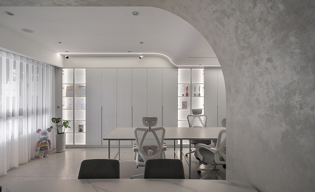 
是总监也是父亲 自家庭身份延续的「父母心」设计

身为公司的掌舵者，曾智和总监又何尝不是普通家庭中的支柱之一。这两种截然不同的身份，曾令他忙得焦头烂额，即使如此，那段忙碌的过往时光，其实也无形化作设计中温煦心意的一部分。

回忆创业初期，他苦笑着坦承：「那时真的很难兼顾事业跟家庭，小朋友刚出生，公司也才刚开始起步，所以家裡的事太太帮了非常多忙，我真的很感谢她。」那段时间没有什么魔法般的时间管理，唯一能做的，就是把所有能见缝插针的时段都用上──白天跑工地、与客户讨论，解决在公司才能做的事情；晚上协助家事、陪伴妻儿，等孩子睡了再开始製图，努力达到内外顾全。
