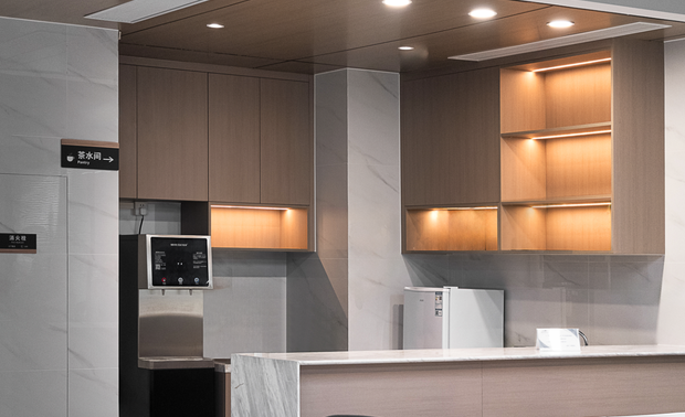 谁能想到在沉稳大气的办公室里，藏着这样古风的茶室!古朴典雅茶桌，仿佛经历了岁月的洗礼，沉淀出独特的韵味，坐下喝一杯茶，心也跟着沉静了下来；悉心料理的绿植，闻得到的清新草木香。
城市喧嚣，这里一切安好。