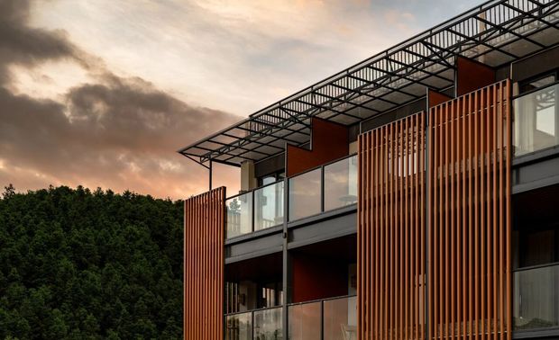 睛溪温泉酒店首层利用通透落地大玻璃，把室内外的融合，从外部延伸入里，打破立体界限。把前厅接待区、阅读区、儿童游戏区、茶室等公共空间最大化呈现，加强互通体验。