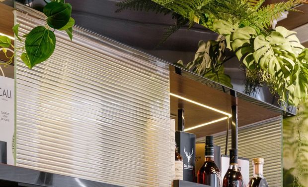 | 光与格调 流动的美学

步入餐厅，每一步铺陈渐进的仪式感。
空间流转，情绪也随之起伏，
景致变换间营造出流动而舒适的氛围。
在灯光的映衬下，现代设计巧妙地与绿色的痕迹交织，
顷刻之间便能感受到光环境的美学意义，
将空间中的色彩、光晕在简约奢华中朦胧呈现。