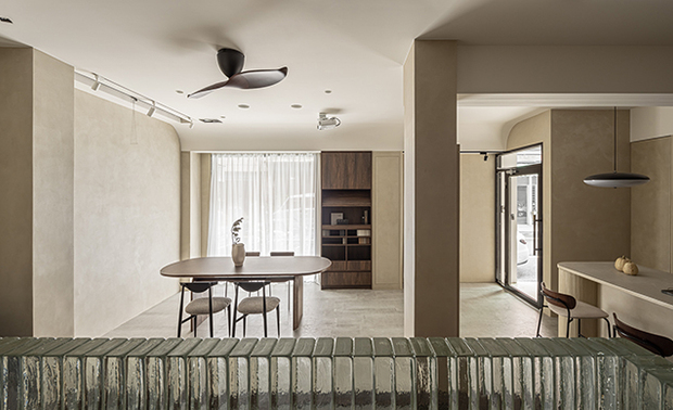 （图）达誉设计新竹公司据点

进入双城运作后，新竹、台中在人文氛围、日常步调、产业环境上的差异，确实需要磨合。但她们逐渐体会到，真正能支撑跨区合作的，是团队对「如何维持工作热忱又不透支自己」有一致的理解。「带领团队要在高标准的专业要求下，仍然让人能够长期投入、不被消耗。」因此，达誉非常重视团队对品牌核心精神的共识——诚信、负责，以及把事情做到位。每一次决策、沟通、取捨时，都在检视着彼此是否守住初衷。「室内设计本身就是一个以『生活』为核心的产业，只有当团队能够理解生活、尊重步调，设计出来的空间才有可能真正贴近人心。」
