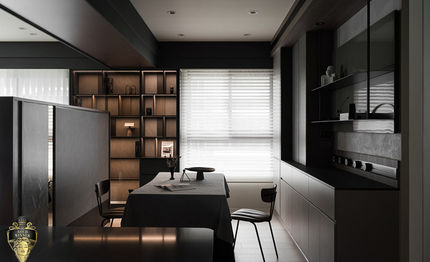 ▲客厅以温润材质与沉稳色调为基底，电视牆结合大理石纹和深色面材，透过俐落线条切割、隐藏收纳的整合，使视觉清爽纯淨；选材上兼顾美观耐用，舒适之中尽显屋主品味。
