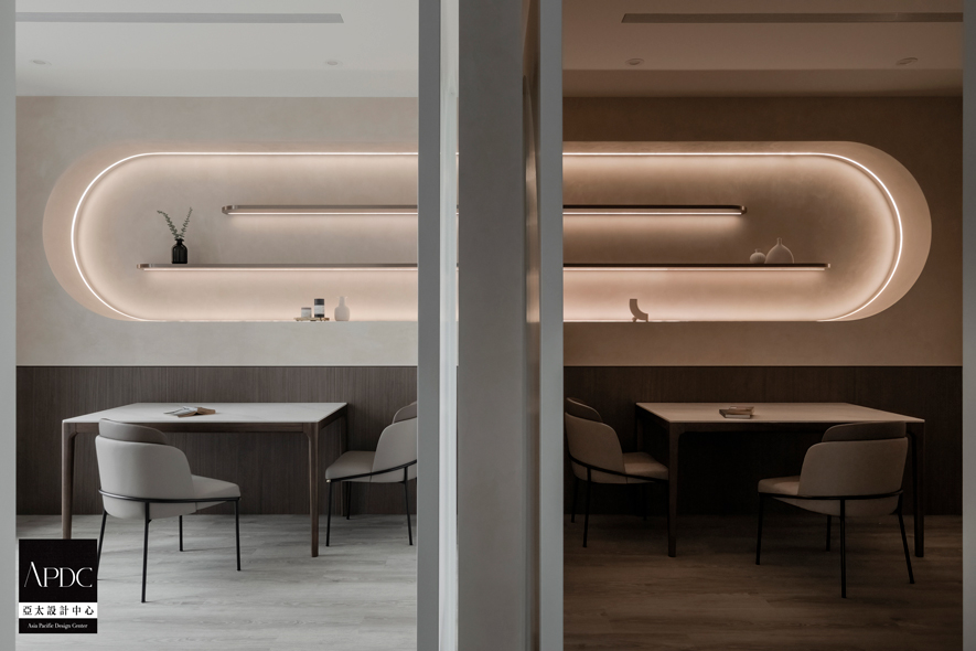 ▲洽谈区色调延续外部灰白与浅木色的设计语彙，并于牆面展示架置入俐落线框，弧形灯带交织大面窗引入的明亮日光，形塑清新愉悦之感；随着时间推移，室内渐趋昏暗，仅用灯光营造意境层迭，诠释极简美学，低调中展露品味底蕴，成为同客户畅谈的绝佳场域。

陈楚扉
擎森设计 主持设计师
电话：02-22123664
地址：新北市新店区安兴路125-9号9楼
信箱：foreason6@gmail.com

OPEN Design 动能开启传媒：https://www.openworld.tv/