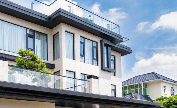 来到别墅的正大门，霸气的棕色宅门更是一笔点缀，白象坐镇，吉祥如意，吸财纳金。