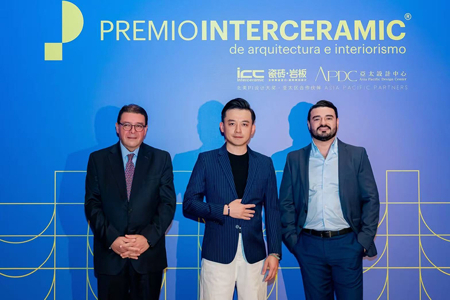 ▲擎森设计总监陈楚扉（上图右三、下图中）与活动嘉宾及其馀得奖设计师一同合照。

深入探讨专业议题 迎向业界未来趋势

颁奖典礼外，会场内云集众多来自不同国度、跨领域的优秀设计团队，还有设计相关产业的产品厂商，令此次活动转为一场跨国设计文化的深度交流。陈总监表示，如此难得的跨界互动机会，让包含自己在内、每位前往参加盛典的设计师们，都藉此与各国专业人士交换见闻，使自身眼界和资源人脉接轨世界，获得在设计界长久耕耘所需的多元知识；他也期许，未来擎森能够活用本次远赴海外的各式经历、创新设计手法，带给客户们更胜以往的美好空间。
