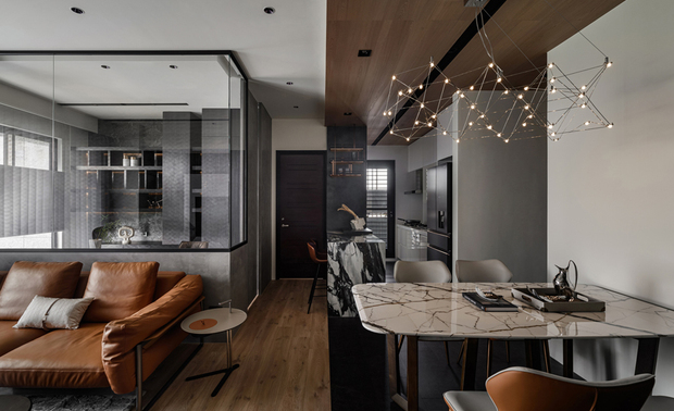 ▲餐厅选用石纹圆角餐桌搭配橘白双色皮椅，与灰色板岩地坪、实木皮天花板相映成趣，洗鍊优美的几何造型吊灯悬挂其上，增添艺术感，营造温馨时尚的用餐氛围。

刘笛榛
洆果設計室內裝修有限公司 设计总监
电话：+886-3-5509888
地址：新竹县竹北市福兴一路6号
信箱：service@chengguo-design.com
网址：https://chengguo-design.com/

OPEN Design动能开启传媒：https://www.openworld.tv/