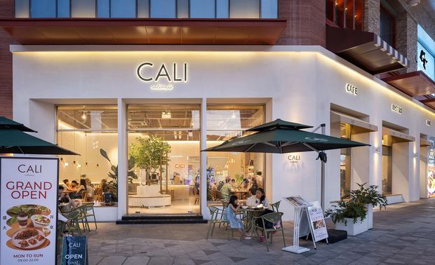 | 绿意盎然，自然为伴

空间内，绿意无处不在墙面上的植物壁画与真实的绿植相映成趣宛如身处自然之中木质家具与棉麻材质的布艺相得益彰带来一种温暖而质朴的感觉每一处细节都透露出对自然的尊重与热爱仿佛可以听见万物生长的呼吸声。