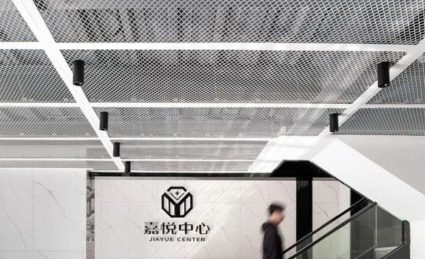 鲜明对比

会议室是汇聚一个公司形象的展示、生意洽谈、员工交流培训的综合性场所。
