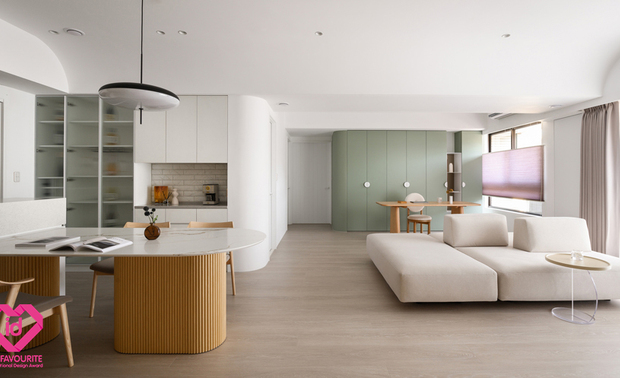 ▲餐厅特别设置隔屏较高的中岛吧檯，并藉由前方倒角边缘餐桌的轻薄桌面，凸显岛檯的沉稳量感，使屋主在此泡茶、料理轻食时，能清楚望见位于开放式公区他处的亲友状况，以便随时上前交流、互动。
