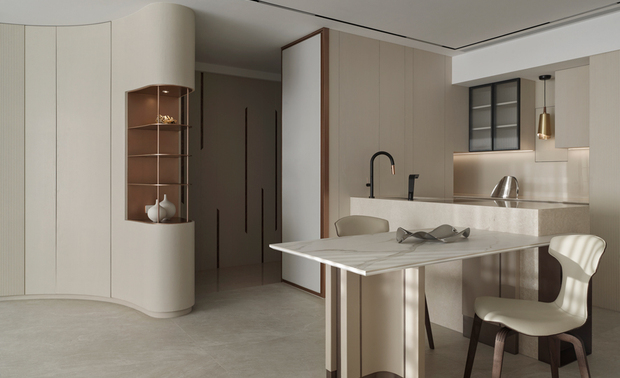 
餐厨区——开放流畅 凝聚情感的轻食场域

中岛与餐桌的结合，创造开放而便利的轻食空间。金属筒形吊灯垂挂于餐边柜上方，鹅黄色的光芒透过烤漆玻璃的反射，形成朦胧而温润的光晕，营造温馨唯美的用餐情境。除此之外，开放式设计与客厅连接，将日常简单的烹调转化与家人朋友共享的喜悦，使每一次聚餐都成为情感交融的珍贵时刻。
