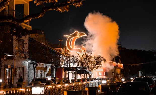 龟苓膏是一种传统的中华美食，起源于广东省，流传至今已有数百年的历史。自古以来，龟苓膏就是一种备受人们喜爱的美食，而且还具有很高的药用价值。随着时间的推移，经过数代人的传承与发展，龟苓膏逐渐发展成为了一种独特的文化现象和文化内涵，被广泛地传承和发扬。
龙田龟苓膏作为龟苓膏文化的重要代表，始创于清光绪1889年，顺德伦教人冯誉祥赴梧州学习龟苓膏技艺，后传承给后代。从创立“龙田冰室”到注册伦教龙田品牌，再到列入顺德区第八批非物质文化遗产、创办龙田龟苓膏博物馆，龙田龟苓膏如今已历经四代，传承了130多年。
在本案设计中，GDD深思设计团队围绕老建筑活化改造，把非遗文化发扬光大的同时跟随市场的潮流融入年轻人的生活中进行一系列的设计思考。