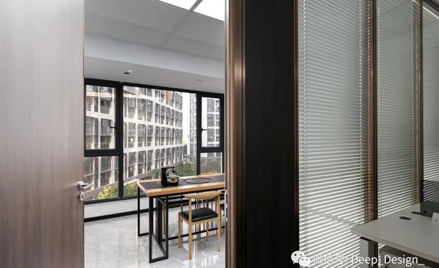 交流互动

工位面对面设计，有利于员工之间正式和非正式交流，创造出一个充满想象力与创造力的氛围，让员工充满激情与新鲜感地工作，在繁忙中也能感受到片刻的放松与趣味。
