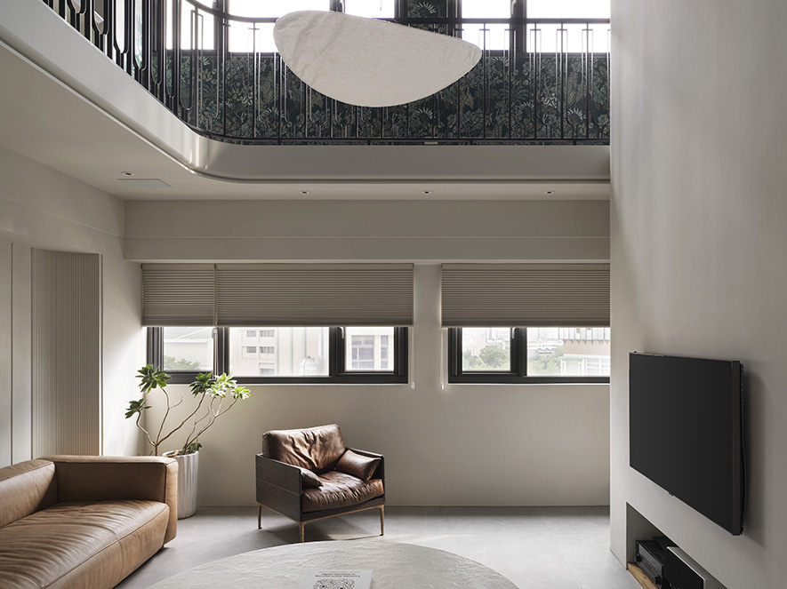 
从小小的家 走进设计的世界

谈起踏入室内设计的缘起，郑总监并没有什麽戏剧性的转捩点，有的只是从小积累的生命感受。幼时住在狭小的公寓，家裡没有馀裕讲究摆设，却也因此让她从孩提时代便开始思考：家可以怎麽不一样？这份敏感与好奇，驱使她在大学本科系毕业后毫不犹豫地走进这一行。「入行至今从来没有后悔过，这就是我想做的事。」语气简洁笃定，透着一股从容。

而在整个设计流程中，最令她着迷的，是最初的平面配置。「平面是空间的灵魂，所有的想像都从那裡出发。」每一次在纸上或萤幕前排列动线、划设格局，她都能感受到一种纯粹的创作喜悦——这份喜悦，多年来从未有过一丝褪色。
